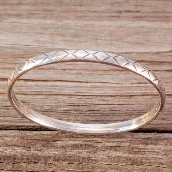 Twist On Organic Diamond Pattern Oval Sterling Silver Bangle Bracelet - Picture 3 of 8
